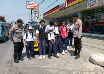 ANTISIPASI TAWURAN ANTAR PELAJAR,POLISI MELAKSANAKAN HIMBAUAN KEPADA PELAJAR YANG MASIH NONGKRONG