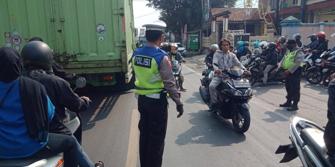 Antisipasi Kemacetan, Unit Lantas polsek sukalarang Gelar Gatur Sore Bubaran Karyawan PT. Pratama/Naike