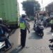Antisipasi Kemacetan, Unit Lantas polsek sukalarang Gelar Gatur Sore Bubaran Karyawan PT. Pratama/Naike