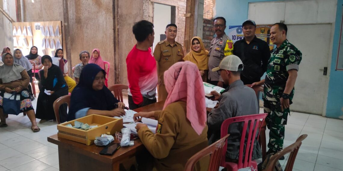 Bhabinkamtibmas Polsek Cisaat Bersama Babinsa Kawal Penyaluran BLT Dana Desa