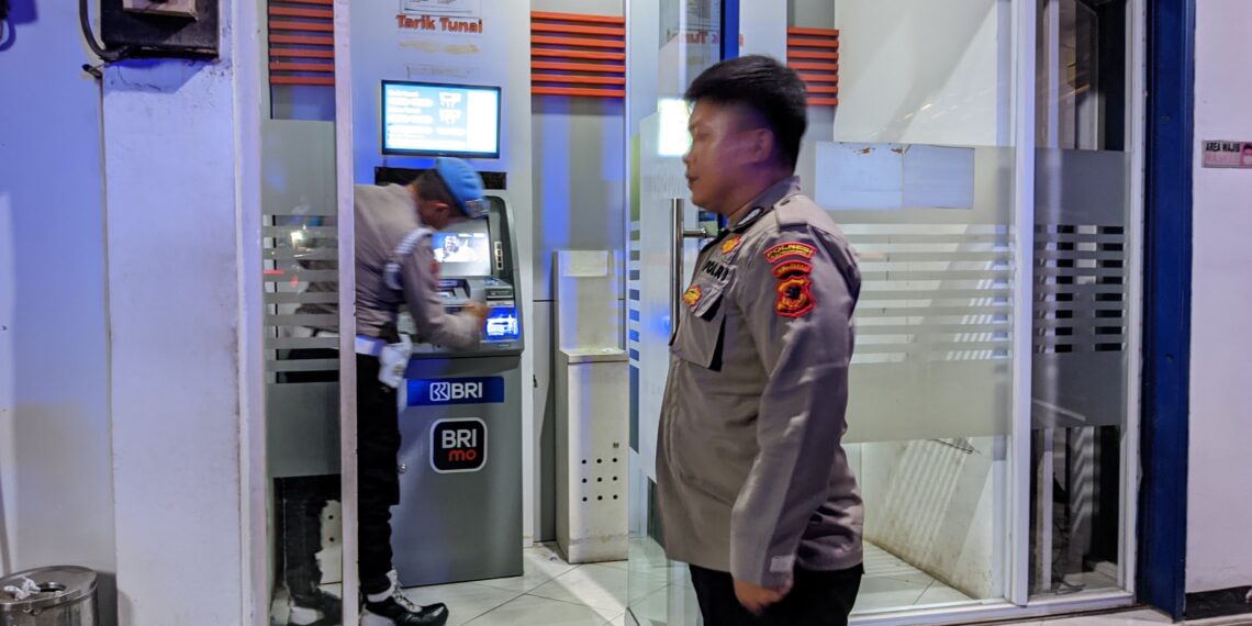 Polisi Polsek Sukalarang Patroli Malam Hari Kontrol ATM BRI Cegah Kejahatan Perbanka