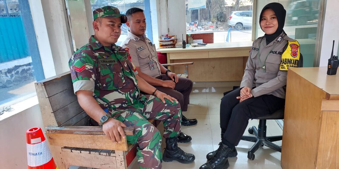 Cegah Aksi Kejahatan, Anggota Bhabinkamtibmas berikan Himbauan Kamtibmas Kepada Security