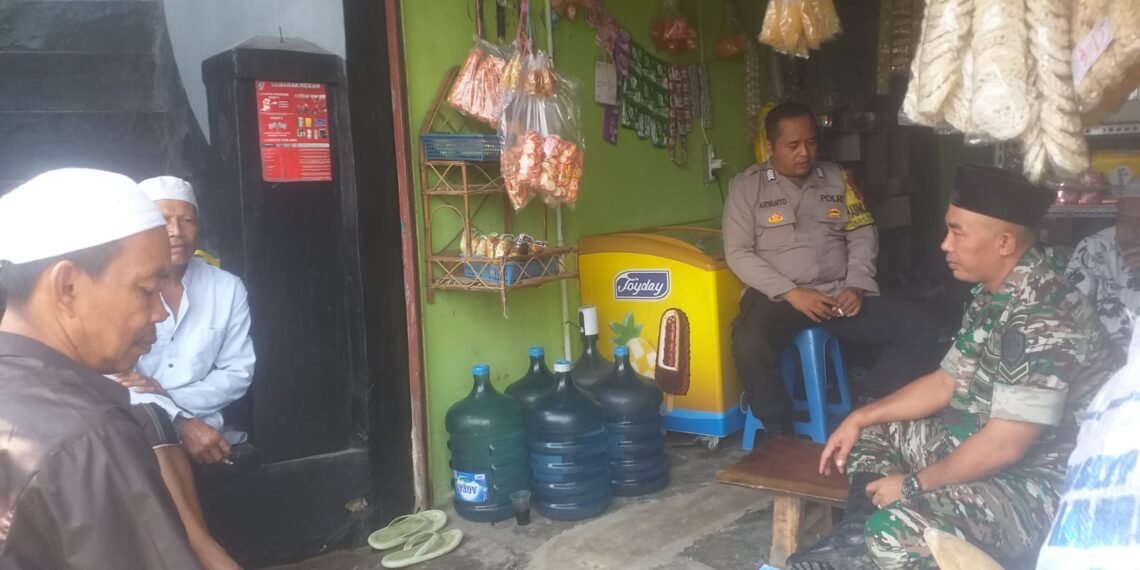 Senergitas TNI -POLRI Bhabinkamtibmas Polsek Sukalarang Bersama Bhabinsa Berikan Himbauan Dan Sosialisasi Larangan Membakar Lahan Dan Hutan