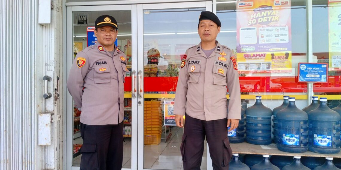 Polisi Sampaikan Himbauan Kamtibmas Kepada Karyawan Minimarket saat Patroli Siang
