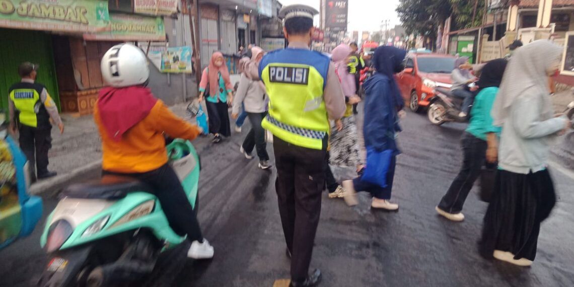 Unit Lantas Polsek Sukalarang Gatur Lalin Pagi Pasca Masuk Karyawan PT. Pratama Dan PT. GSI II