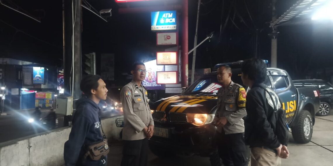 Patroli Dialogis Polsek Gunungpuyuh Sambangi Juru Parkir Minimarket, Antisipasi C3 dan Guantibmas Di Wilayah Hukum Polsek Gunungpuyuh