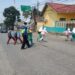Wujud Kepedulian, Polisi Bantu Anak-Anak Sekolah Menyeberang Jalan