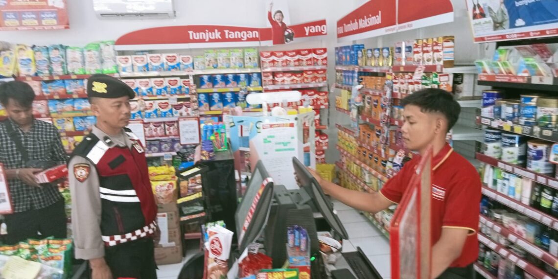 Berikan Himbauan Kamtibmas Kepada Karyawan Mini Market, Polsek Cireunghas Gencar Laksanakan Patroli