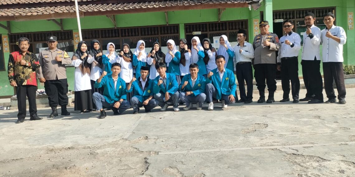 Panit Binmas Polsek Cisaat jadi Pembina Upacara Hari Senin di Sekolah  MI Al furqon  Desa Padaasih
