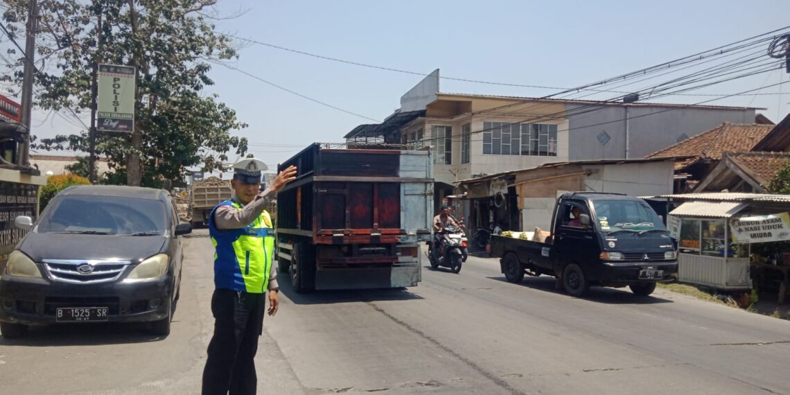 Unit Lantas Polsek Sukalarang Gatur Lalin Siang Bentuk Pelayanan Kepada Masyarakat