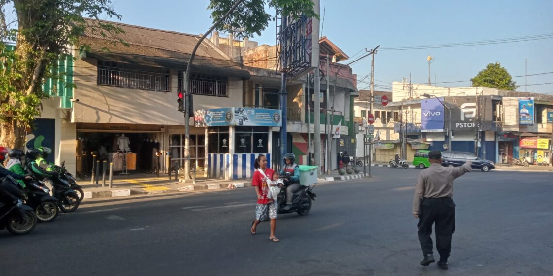 Agar Terciptanya Kamseltibcar Lantas disiang hari diwilayah hukum Polsek Gunungpuyuh, Polsek Gunungpuyuh rutin laksanakan Gatur Pagi