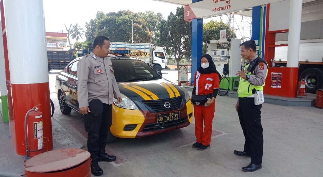 Polisi Polsek Sukalarang Giat Patroli Dialogis Antisipasi Gangguan Kamtibmas Di SPBU