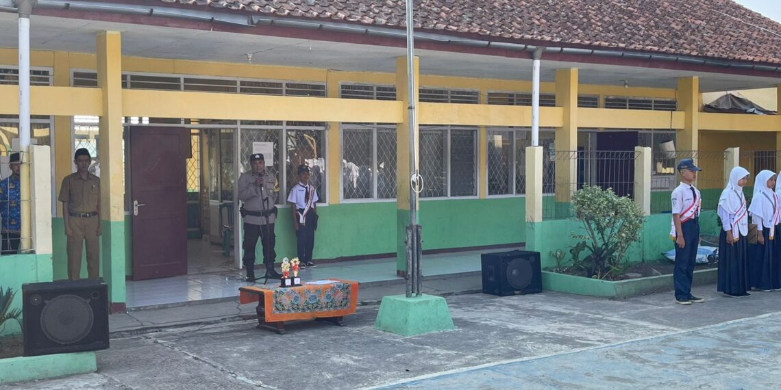 Jadi Pembina Upacara Hari Senin, Bhabinkamtibmas Berikan Arahan Kepada Pelajar