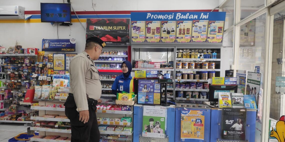 Berikan Himbauan Kamtibmas Polsek Kebon Pedes Patroli di Minimarket Indomaret