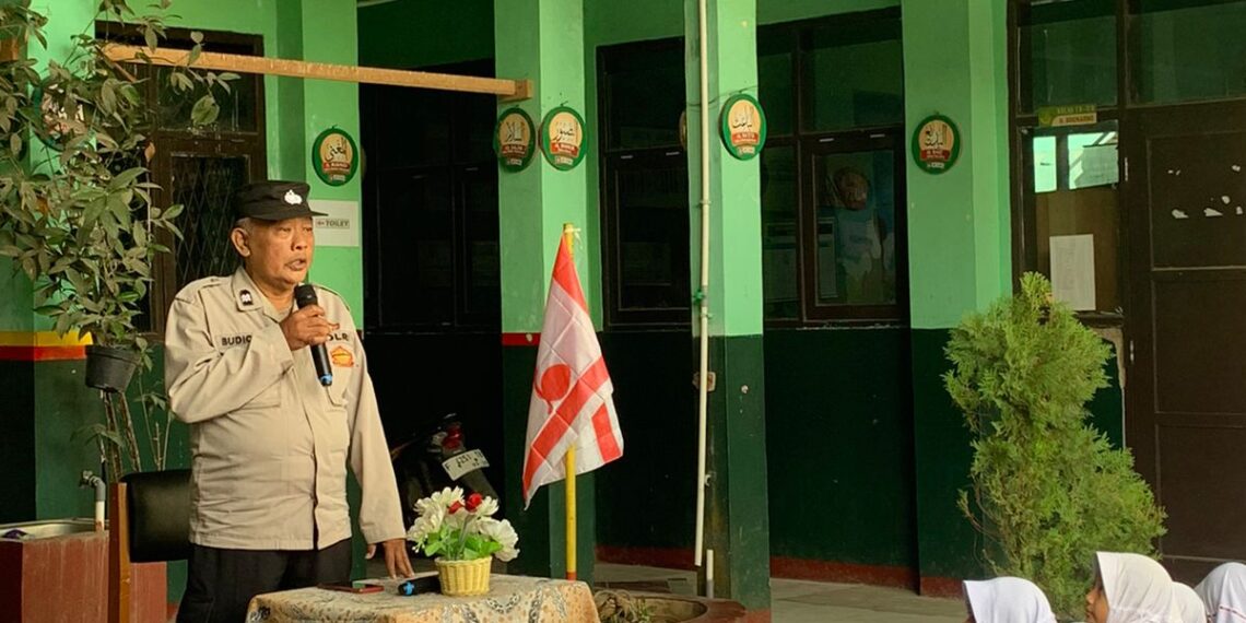 Ps Kanit Binmas Polsek Lembursitu Berikan Pembinaan dan Penyuluhan ke Sekolah SDN Cicadas