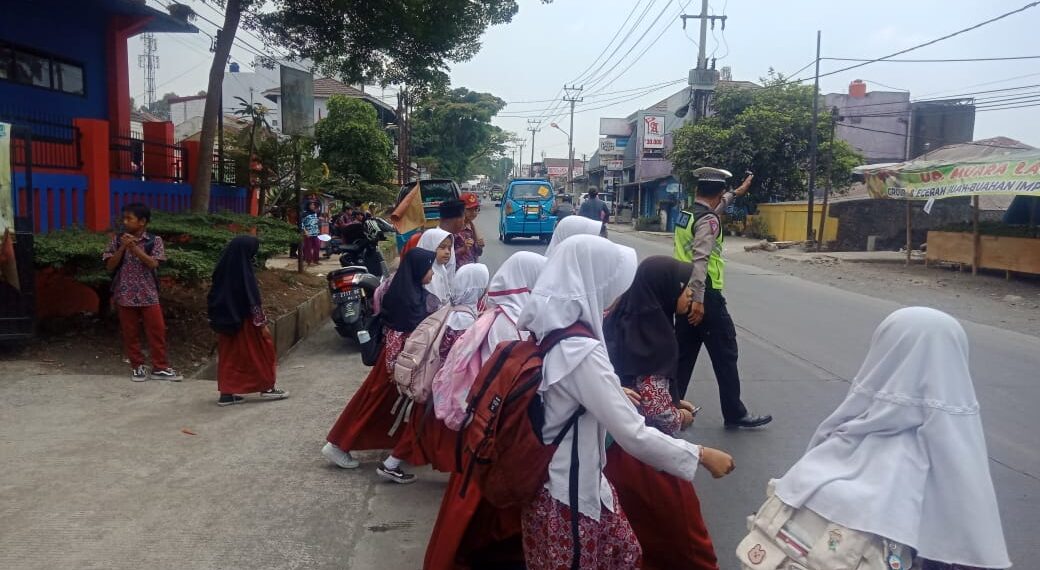Peduli Keselamatan Polisi Polsek Sukalarang Laksanakan Gatur Lalin Siang Hari Pasca Kepulangan Anak Sekolah