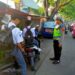 Personil Unit Lalu Lintas Polsek Sukaraja memberikan teguran secara humanis terhadap  pelajar pengendara sepeda motor yang tidak menggunakan helm