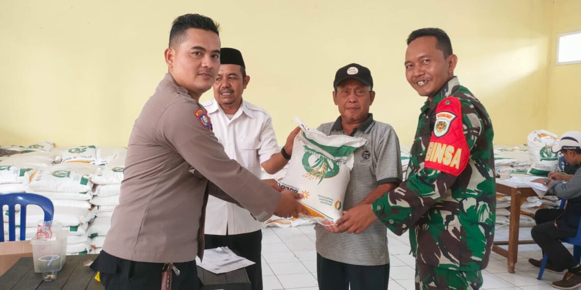 Bhabinkamtibmas Kelurahan Dayeuhluhur Monitoring Pembagian Bansos Beras