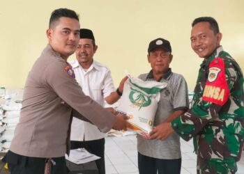 Bhabinkamtibmas Kelurahan Dayeuhluhur Monitoring Pembagian Bansos Beras
