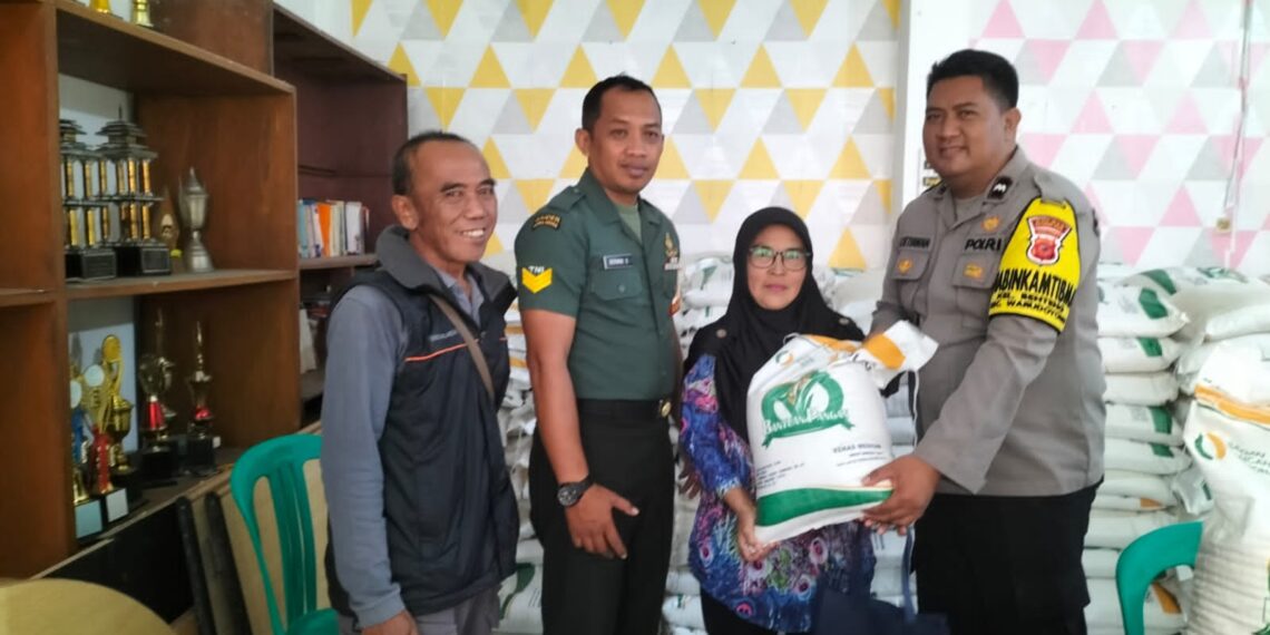 Anggota Bhabinkamtibmas Kel Benteng melaksanakan  monitoring dan pengamanan Penyaluran Bantuan Pangan Cadangan Beras
