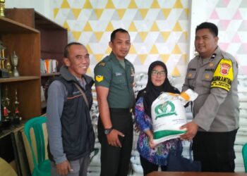 Anggota Bhabinkamtibmas Kel Benteng melaksanakan  monitoring dan pengamanan Penyaluran Bantuan Pangan Cadangan Beras