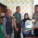 Anggota Bhabinkamtibmas Kel Benteng melaksanakan monitoring dan pengamanan Penyaluran Bantuan Pangan Cadangan Beras