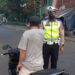 Polsek Warudoyong Peduli Keselamatan Berikan Teguran Humanis Kepada Pelanggar Lalu Lintas
