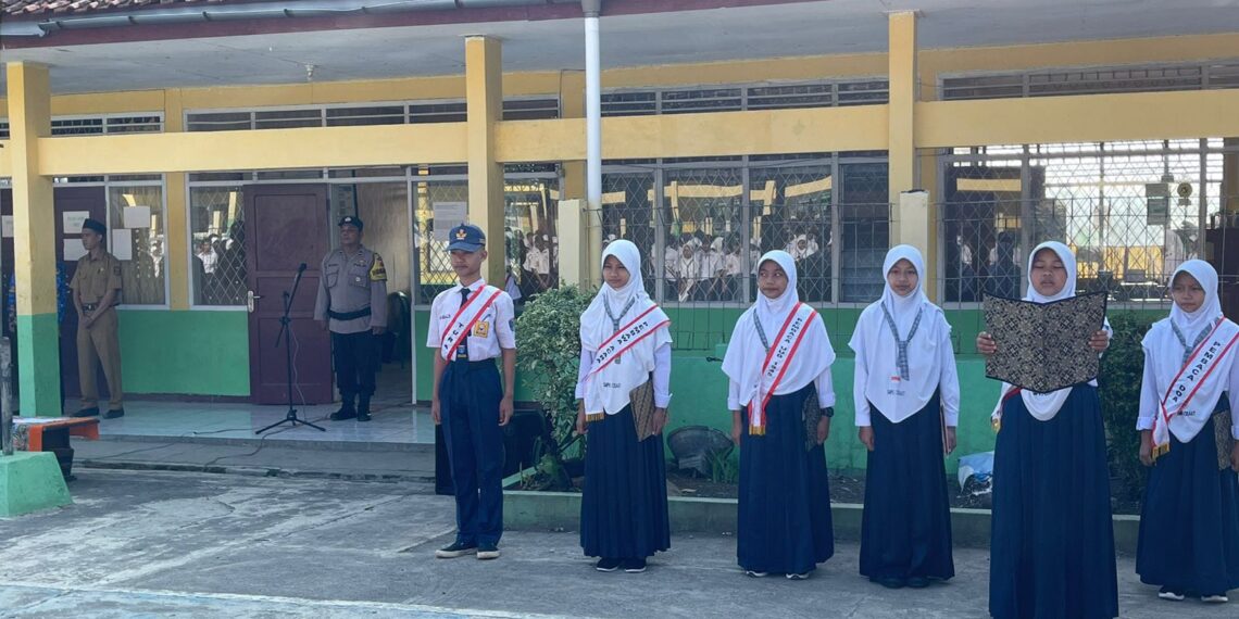 Bhabinkamtibmas Berikan Arahan Kepada Pelajar Jadi Pembina Upacara Hari Senin
