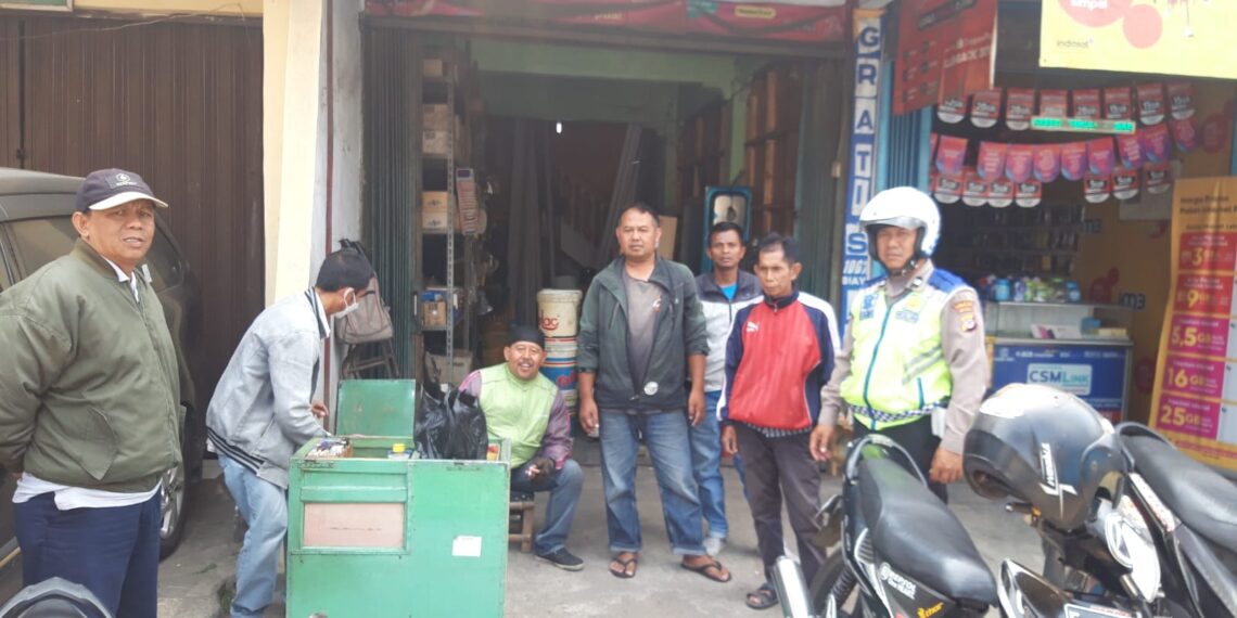 Panit lalu lintas Polsek Sukaraja Polres Sukabumi Kota Aiptu Nadi Sugandi melaksanakan pendidikan masyarakat (Dikmas) tentang lalu lintas di wilayah hukumnya