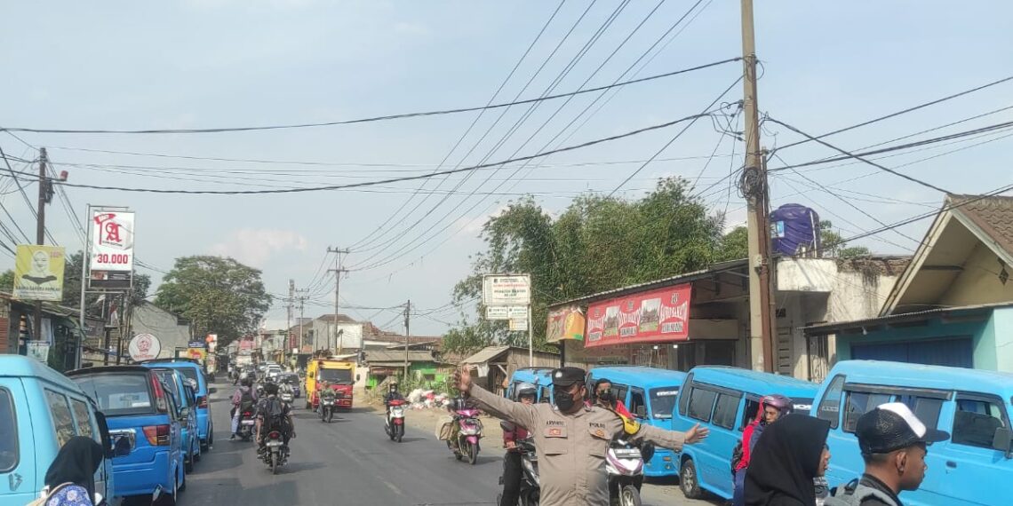 Gatur Lalin Sore Bentuk Pelayanan Prima Polisi Polsek Sukalarang Pasca Kepulangan  Anak Sekolah