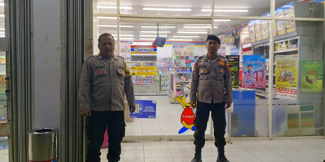 Polisi Polsek Sukalarang Laksanakan Patroli  Malam Kontrol Minimarket Antisipasi Gukamtibmas