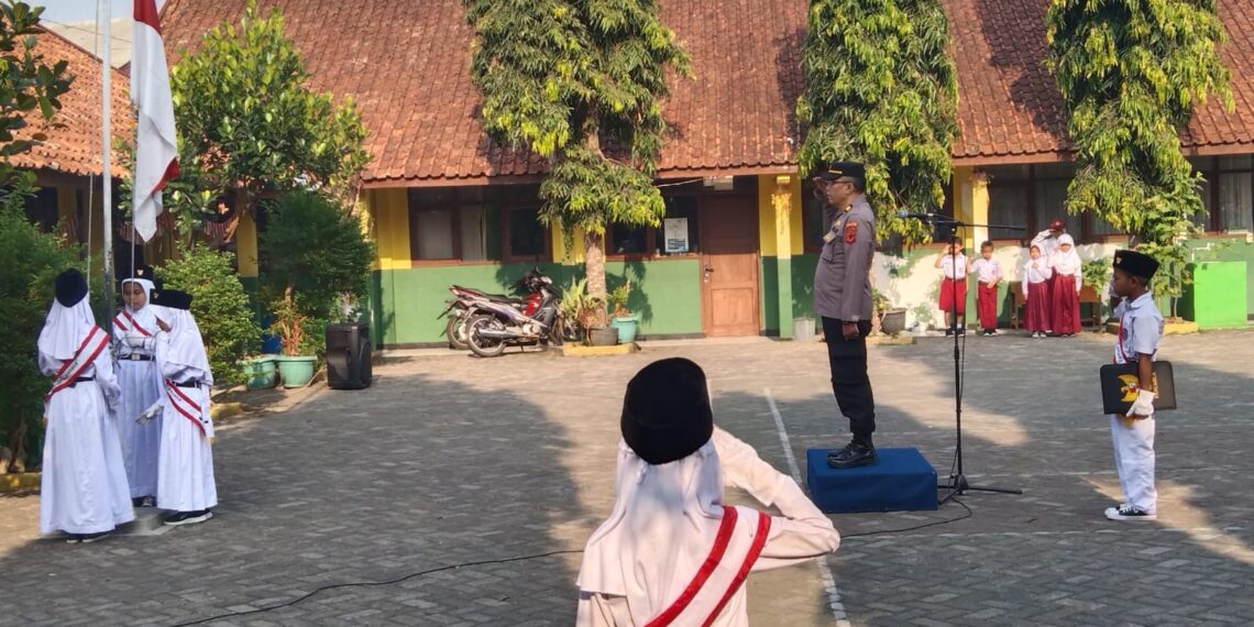 Cegah Kenakalan Remaja, panit Binmas Polsek Warudoyong Jadi Pembina Upacara Bendera di SDN Benteng 2 Kota Sukabumi