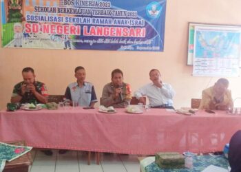 Bhabinkamtibmas Langensari Polsek Sukaraja bersama Babinsa menghadiri kegiatan Sosialisasi Sekolah Ramah Anak (SRA)