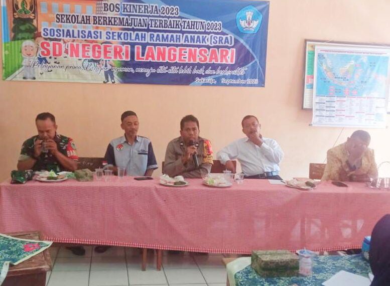 Bhabinkamtibmas Langensari Polsek Sukaraja bersama Babinsa menghadiri kegiatan Sosialisasi Sekolah Ramah Anak (SRA)