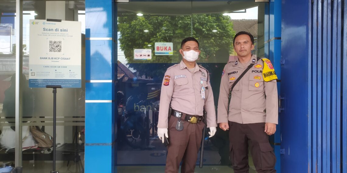 Patroli Kamtibmas  ke Perkantoran dan Bank,Polsek  Cisaat Cegah Gangguan Kamtibmas