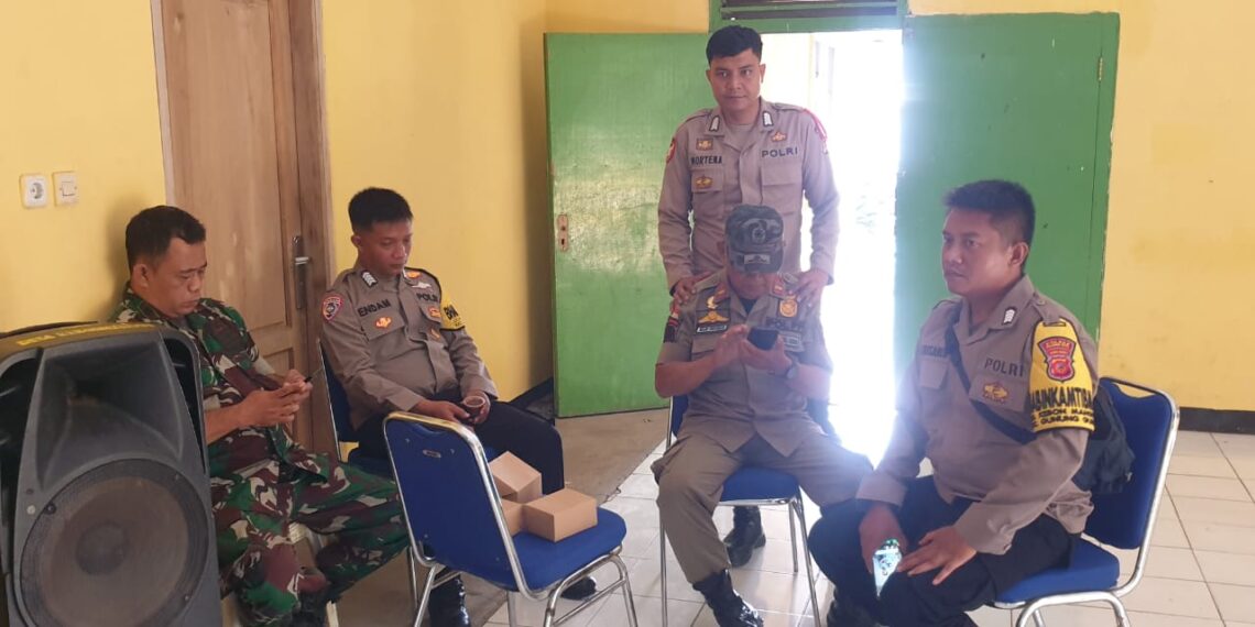 Mengajak Warga Jaga Kamtibmas Bhabinkamtibmas Polsek Gunungguruh Sambangi Warga Binaanya