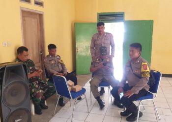 Mengajak Warga Jaga Kamtibmas Bhabinkamtibmas Polsek Gunungguruh Sambangi Warga Binaanya