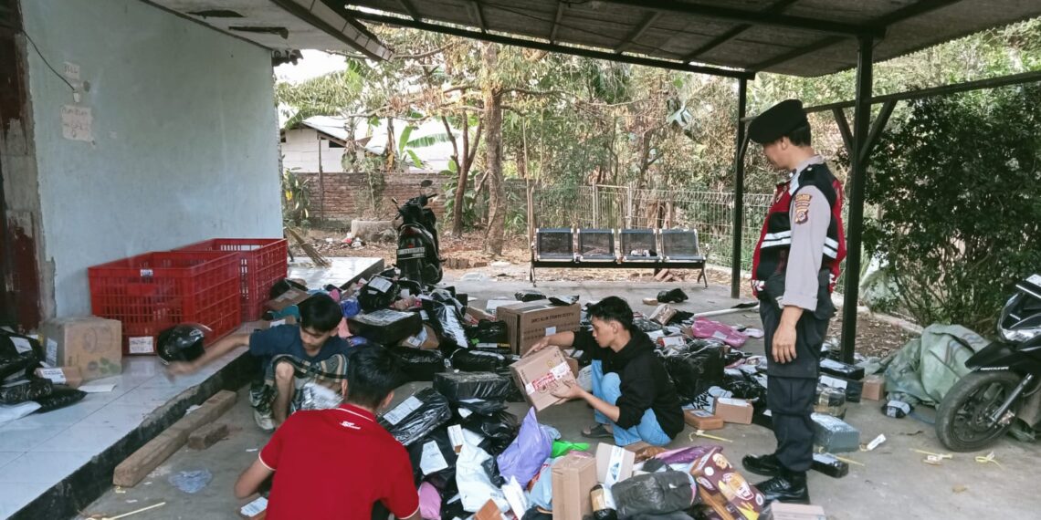 Kanit Samapta Polsek Cireunghas Sambangi Warga