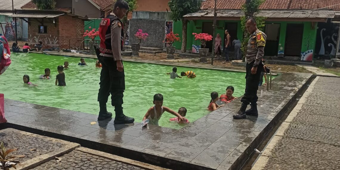Patroli Ke Tempat pemandian Wisata Kolam Renang Cikundul Anggota Polsek Lembursitu Berikan Himbauan Kepada Pengunjung Dan Juga Pengelola