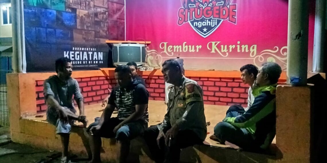 Jalin kerjasama  Bhabinkamtibmas Sambangi Petugas Ronda Malam