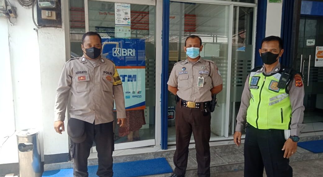 Cegah Kejahatan Perbankkan saat Patroli Siang Polisi kontrol ATM BRI