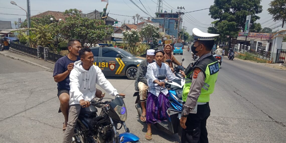 Tanpa Lelah, Polisi Polsek Sukalarang Berikan Teguran Humanis Terkait Keselamatan Berlalu Lintas