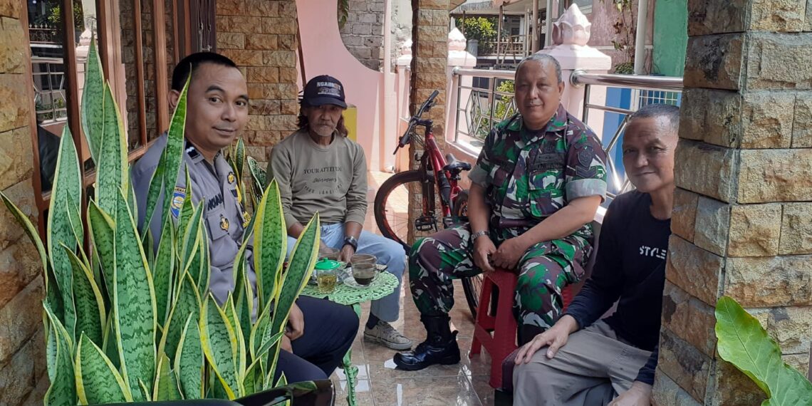 Bhabinkamtibmas Polsek Cikole beserta Babinsa Sambang Warga