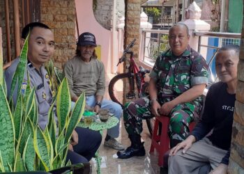 Bhabinkamtibmas Polsek Cikole beserta Babinsa Sambang Warga