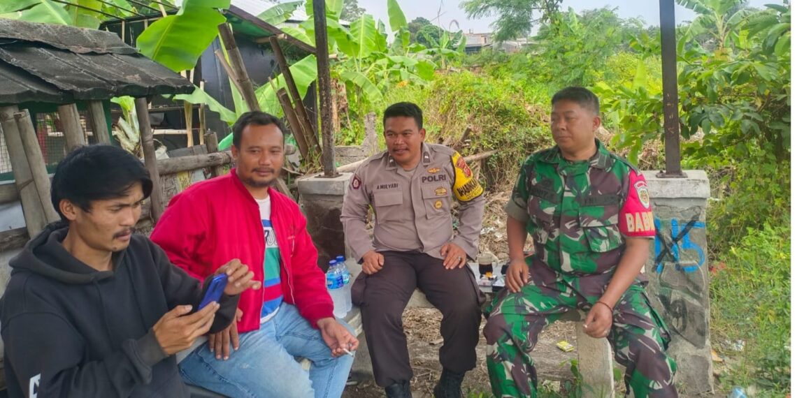 Sinergitas TNI-POLRI Bhabinkamtibmas Kel. Gedongpanjang  bersama Babinsa Patroli dialogis dan Sambang Warga.