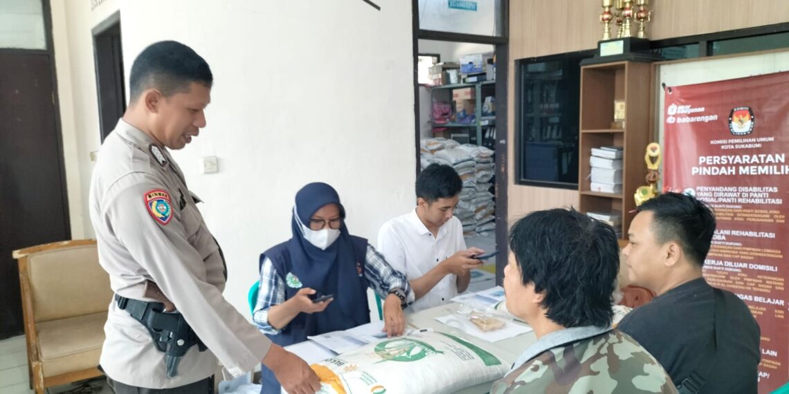 Bhabinkamtibmas Kelurahan Tipar melaksankan Monitoring Pembagian Bantuan Beras dari Pemerintah.
