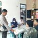 Bhabinkamtibmas Kelurahan Tipar melaksankan Monitoring Pembagian Bantuan Beras dari Pemerintah.