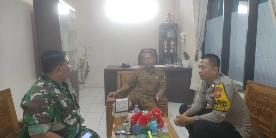 Sinergitas TNI – POLRI, Bhabinsa Bersama Bhabinkamtibmas Polsek Sukalarang Laksanakan Giat Sambang Ke Desa Binaan