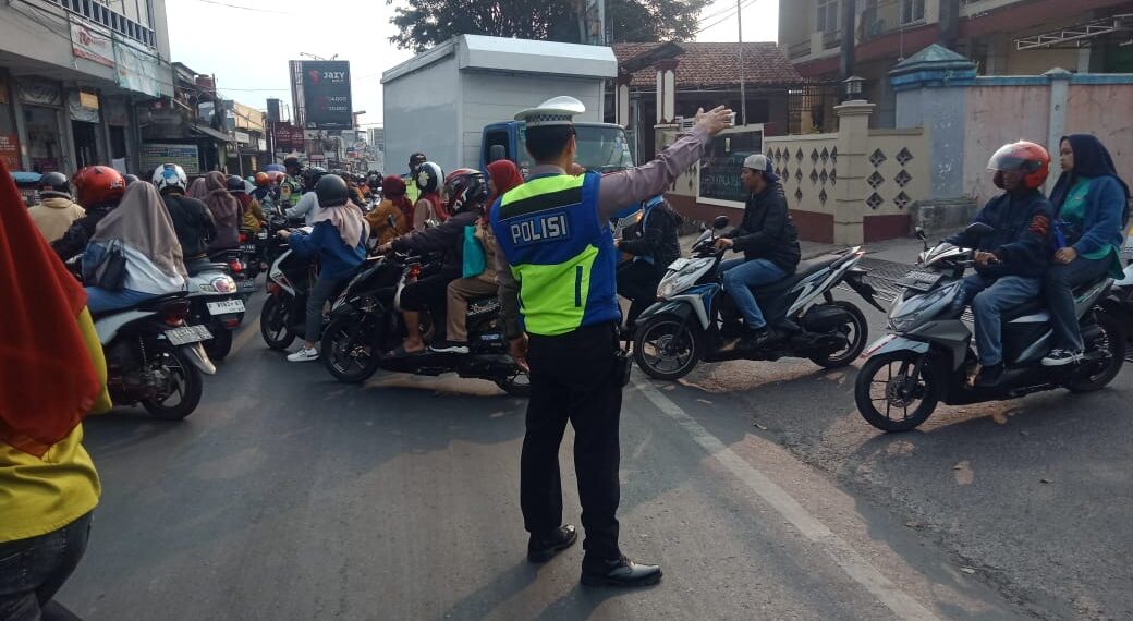 Antisipasi Kemacetan,Polisi polsek sukalarang Gelar Gatur Sore Bubaran Karyawan PT. Pratama Dan PT. GSI II