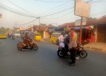 Wujud Pelayanan Guna Kelancaran Lalu Lintas Anggota Polsek Lembursitu Laksanakan Pengaturan Lalu Lintas di Pagi Hari